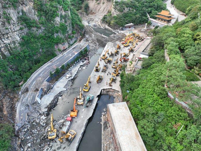 北京房山道路抢修加紧进行